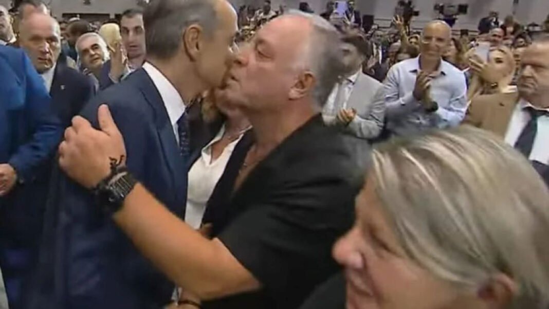 Συγκινητική στιγμή στο Βελλίδειο: Ο Μητσοτάκης συνομίλησε με τους γονείς του Γιώργου Λυγγερίδη Συγκινητική-στιγμή-στο-Βελλίδειο:-Ο-Μητσοτάκης-συνομίλησε-με-τους-γονείς-του-Γιώργου-Λυγγερίδη