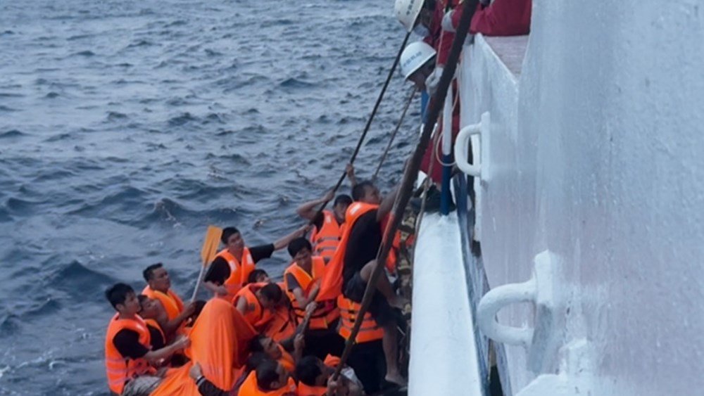 Ναυάγιο επιβατικού στην Ινδονησία με έξι νεκρούς και 130 αγνοούμενους – Διασώθηκαν 113 επιβάτες Ναυάγιο-επιβατικού-στην-Ινδονησία-με-έξι-νεκρούς-και-130-αγνοούμενους-–-Διασώθηκαν-113-επιβάτες