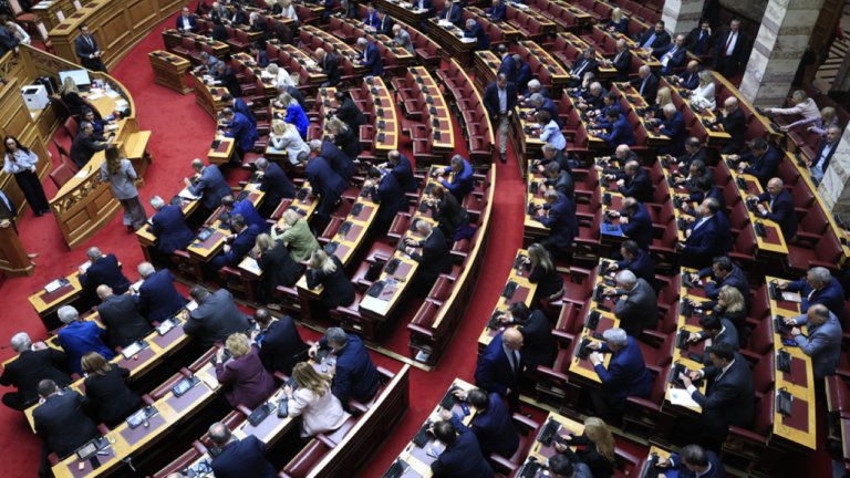 Βουλή:-Στην-Ολομέλεια-το-νέο-βαθμολόγιο-στο-Δημόσιο-–-Αλλάζει-η-επιλογή-προϊσταμένων