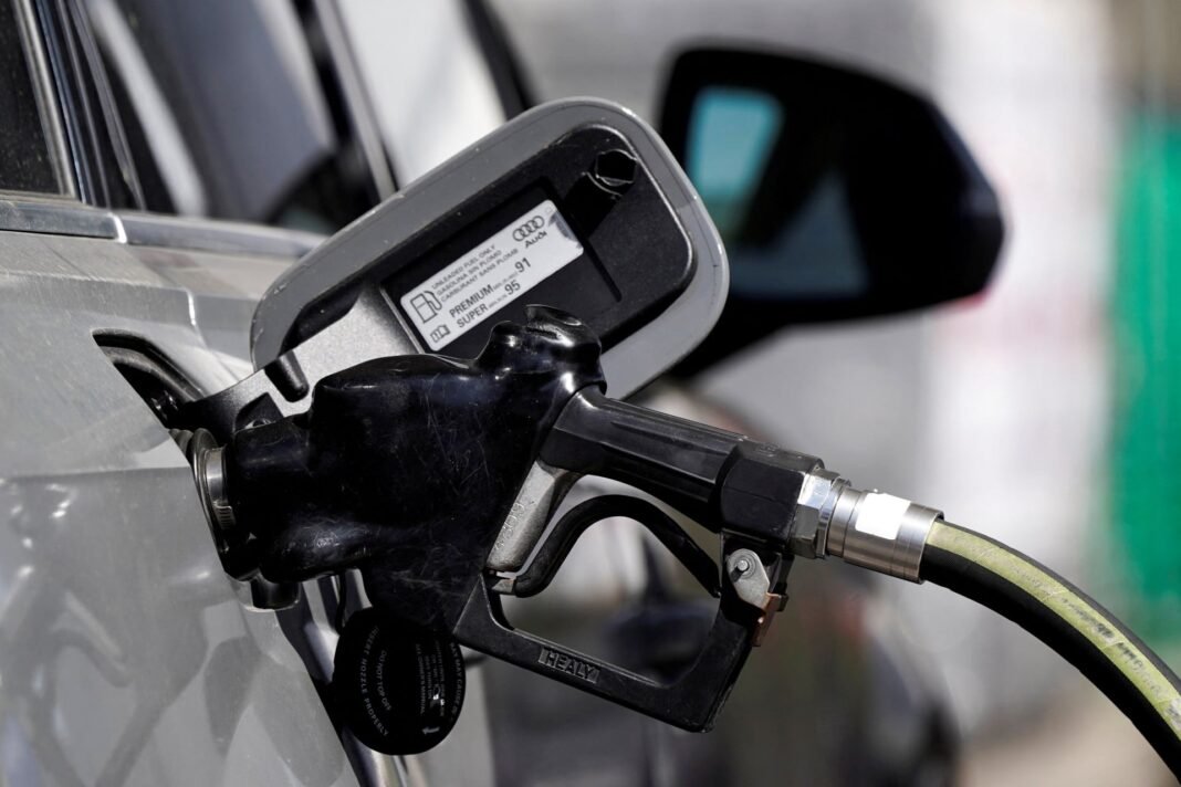 Καύσιμα:-Στα-2,16-ευρώ-η-βενζίνη,-στα-2,14-το-ντίζελ-–-Καθημερινές-αυξήσεις-και-φόβοι-για-το-πετρέλαιο-θέρμανσης