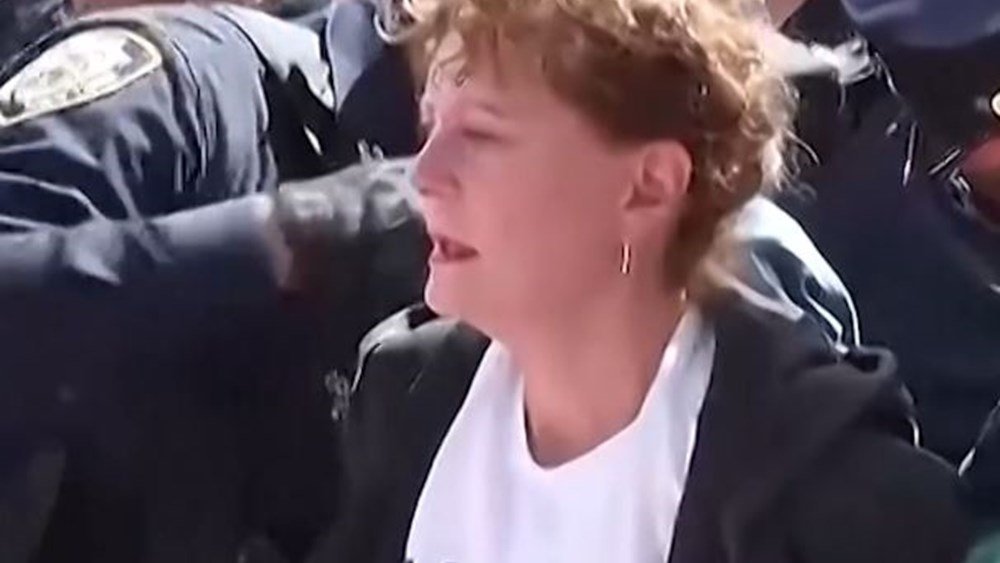 Χειροπέδες στη Σούζαν Σάραντον και άλλους διαδηλωτές στη Νέα Υόρκη Χειροπέδες-στη-Σούζαν-Σάραντον-και-άλλους-διαδηλωτές-στη-Νέα-Υόρκη