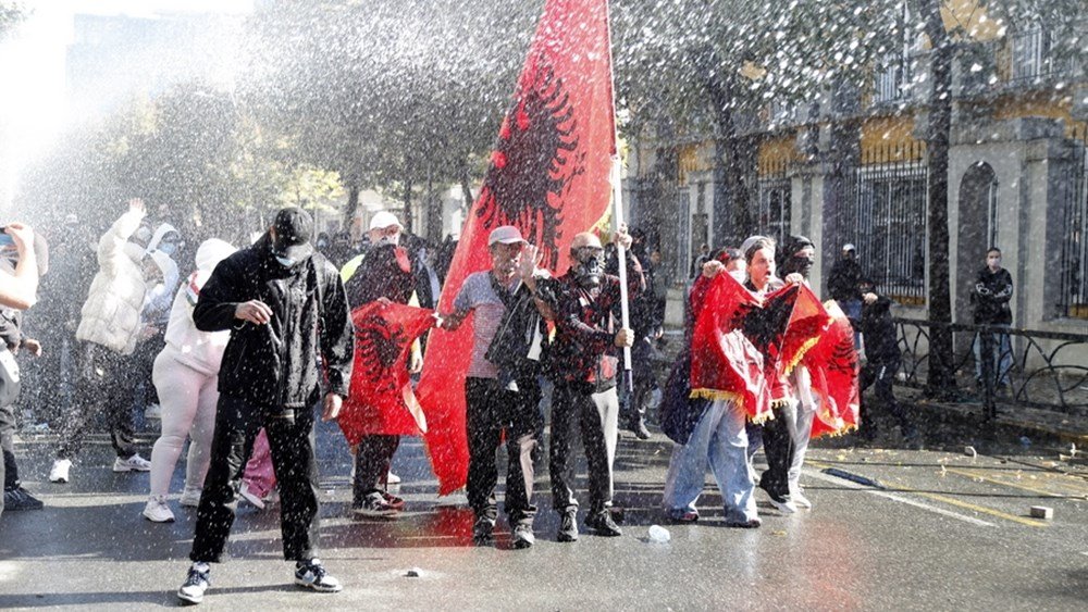 Χιλιάδες-διαδηλωτές-στην-Αλβανία-απαιτούν-την-παραίτηση-Ράμα-–-Άγριες-συγκρούσεις-στα-Τίρανα