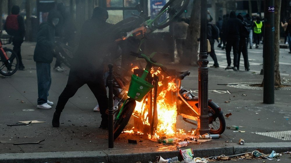 “Βράζει” η Γαλλία: Ένας νεκρός στις διαδηλώσεις – Ακρωτηριάστηκε νεαρός στο Σεντ-Ετιέν – Βίαια επεισόδια και συλλήψεις “Βράζει”-η-Γαλλία:-Ένας-νεκρός-στις-διαδηλώσεις-–-Ακρωτηριάστηκε-νεαρός-στο-Σεντ-Ετιέν-–-Βίαια-επεισόδια-και-συλλήψεις