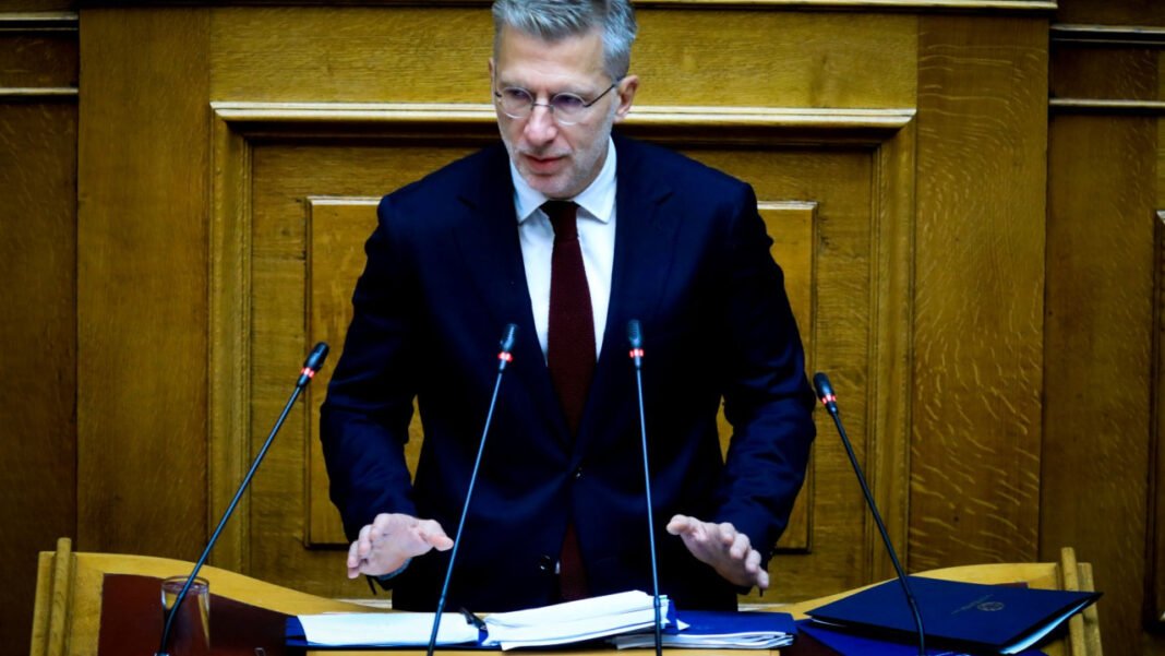 Έντονη-αντιπαράθεση-Σκέρτσου-αντιπολίτευσης-στη-Βουλή-για-το-όριο-των-15-ετών-στα-social-media