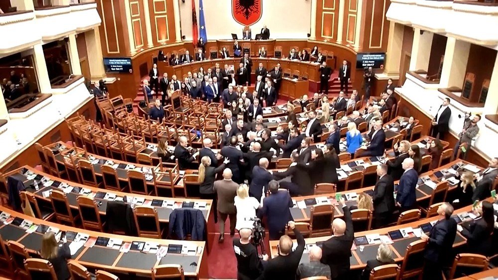 Αλβανία: Αποβολή 6 βουλευτών από τις συνεδριάσεις της Βουλής Αλβανία:-Αποβολή-6-βουλευτών-από-τις-συνεδριάσεις-της-Βουλής