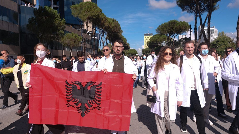 Κλιμακώνεται η κρίση στην Αλβανία: Χιλιάδες πολίτες αναμένονται σήμερα στο συλλαλητήριο – Στο πλευρό των κινητοποιήσεων επιχειρηματίες και καλλιτέχνες Κλιμακώνεται-η-κρίση-στην-Αλβανία:-Χιλιάδες-πολίτες-αναμένονται-σήμερα-στο-συλλαλητήριο-–-Στο-πλευρό-των-κινητοποιήσεων-επιχειρηματίες-και-καλλιτέχνες