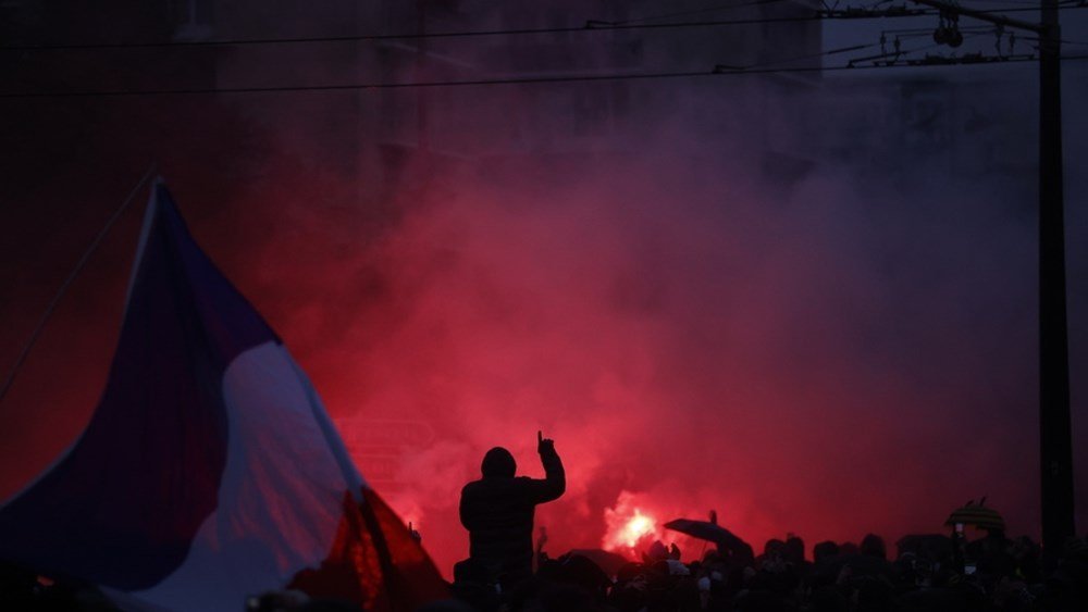 Η Γαλλία φλέγεται – Εκτεταμένα επεισόδια και σε Βρυξέλλες, Μιλάνο, Ισπανία, Πορτογαλία Η-Γαλλία-φλέγεται-–-Εκτεταμένα-επεισόδια-και-σε-Βρυξέλλες,-Μιλάνο,-Ισπανία,-Πορτογαλία