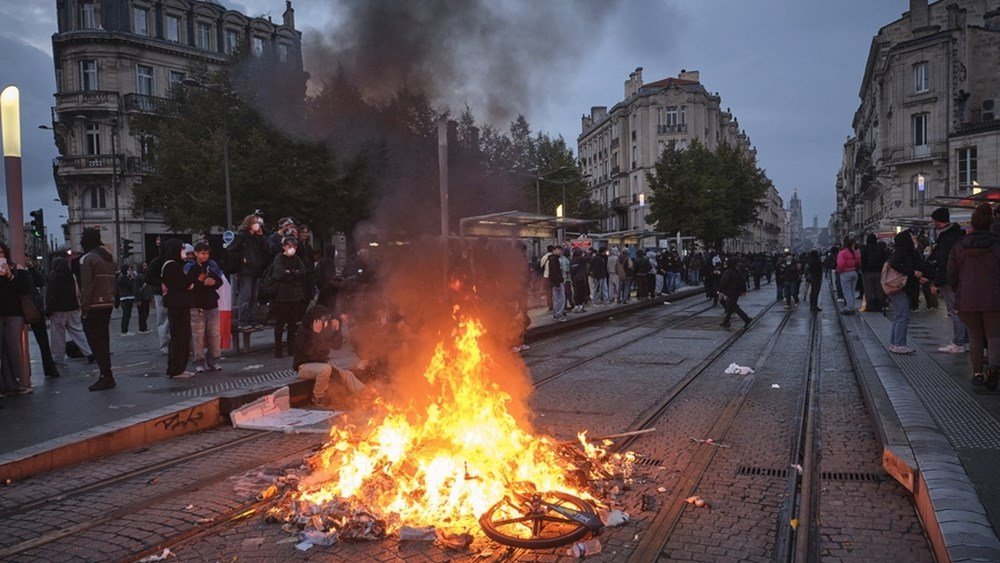Η Ευρώπη στους δρόμους: Όταν το κόστος ζωής συγκρούεται με την ανάγκη δημοσιονομικής προσαρμογής Η-Ευρώπη-στους-δρόμους:-Όταν-το-κόστος-ζωής-συγκρούεται-με-την-ανάγκη-δημοσιονομικής-προσαρμογής