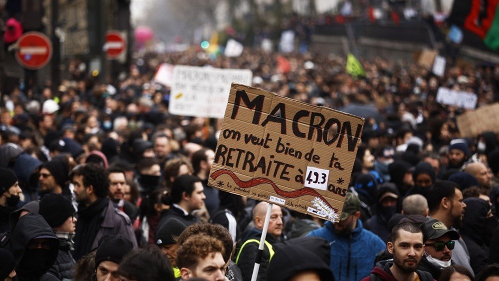 Γαλλία:-Η-κυβέρνηση-προσφέρει-στους-φοιτητές-χρηματοδότηση-και-μεταρρυθμίσεις-στην-παιδεία-υπό-τον-φόβο-νέων-διαδηλώσεων