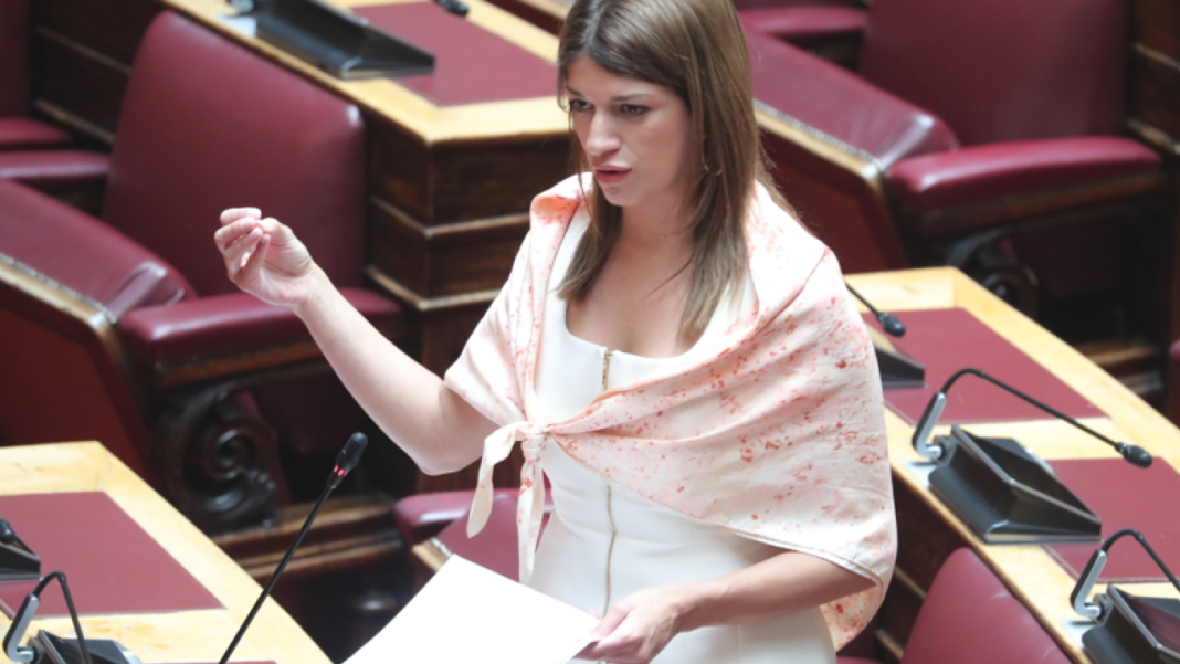 Μέλος της ΕΛ.Α.Σ. και η Κατερίνα Νοτοπούλου Μέλος-της-ΕΛΑΣ.-και-η-Κατερίνα-Νοτοπούλου