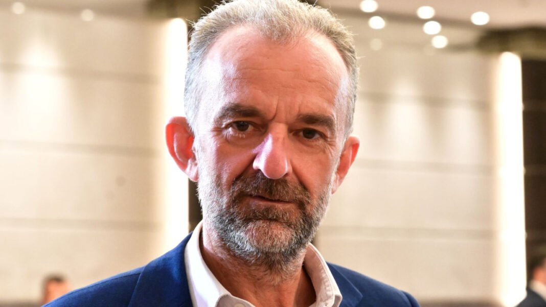 Δεν αποδέχεται την έδρα του Μίλτου Ζαμπάρα ο Γρηγόρης Θεοδωράκης Δεν-αποδέχεται-την-έδρα-του-Μίλτου-Ζαμπάρα-ο-Γρηγόρης-Θεοδωράκης