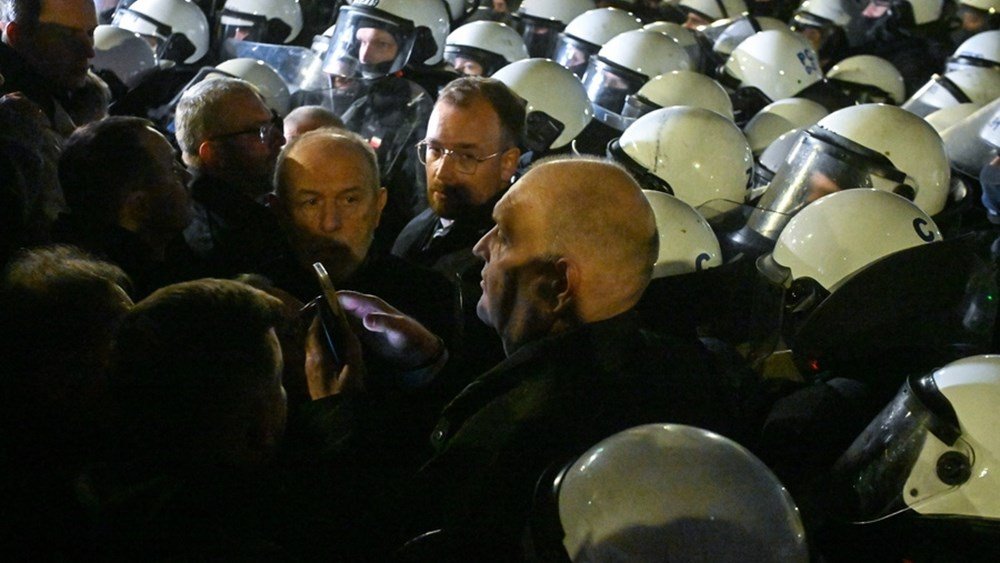 Πολιτική κρίση στην Πολωνία: Σύγκρουση του εθνικιστή προέδρου Ναβρότσκι με την κυβέρνηση Τουσκ – Καταγγελίες για πραξικόπημα Πολιτική-κρίση-στην-Πολωνία:-Σύγκρουση-του-εθνικιστή-προέδρου-Ναβρότσκι-με-την-κυβέρνηση-Τουσκ-–-Καταγγελίες-για-πραξικόπημα