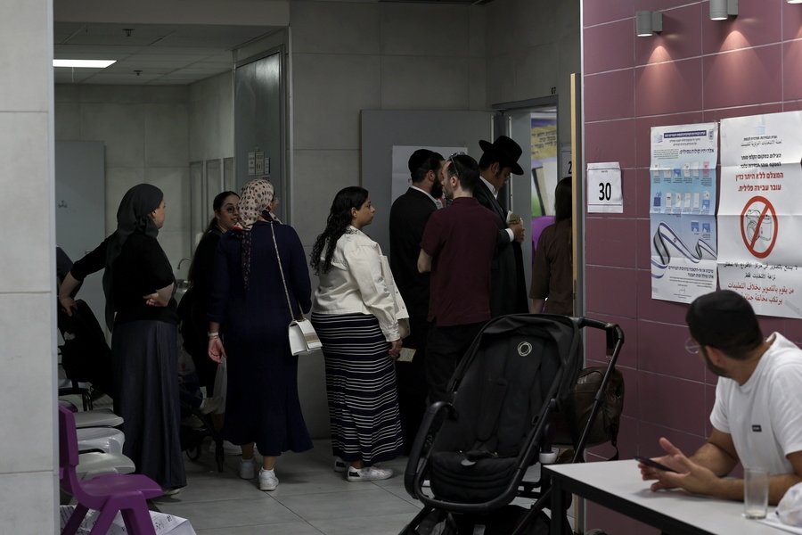 Έκλεισαν οι κάλπες στο Ισραήλ: Πρώτο κόμμα το Λικούντ του Νετανιάχου αλλά το μπλοκ Άιζενκοτ συγκεντρώνει περισσότερες έδρες - Exit polls
